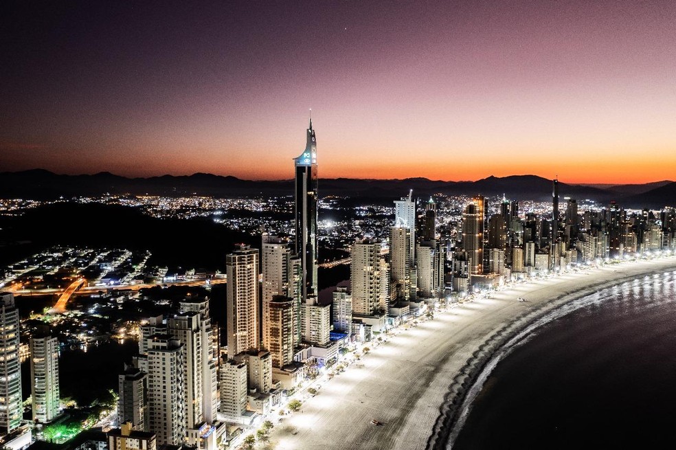 Orla de Balneário Camboriú ao amanhecer