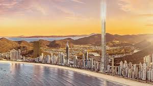 Arranha-céus com mar ao fundo