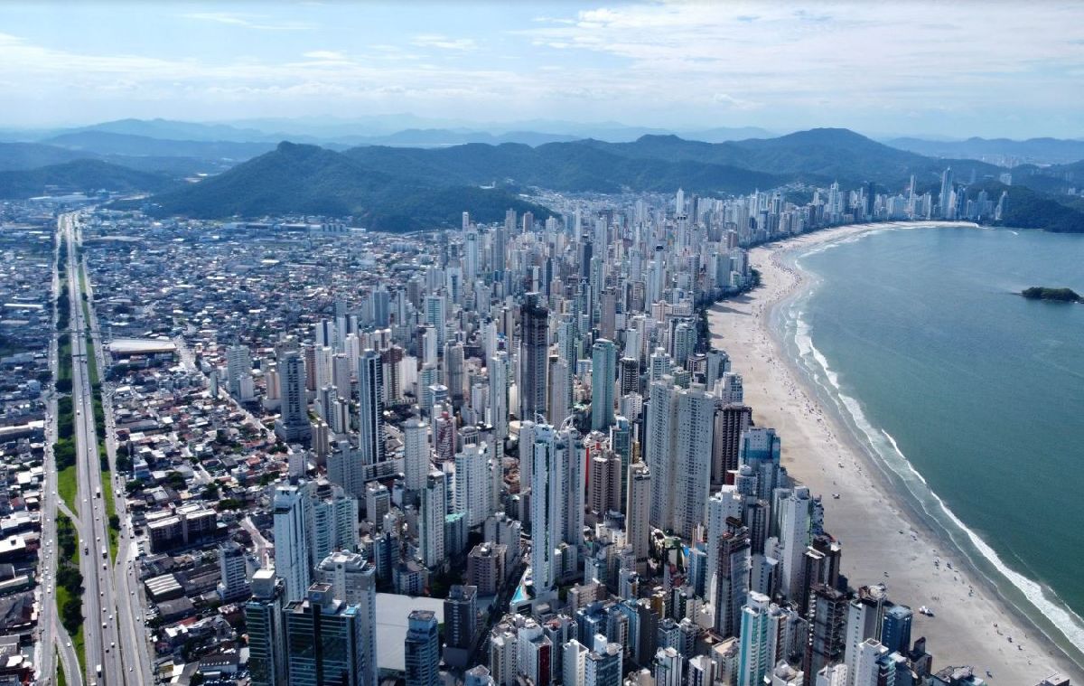 Praia e prédios de Balneário Camboriú